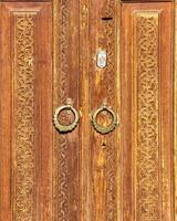 gesneden houten deuren met patronen en mozaïeken. foto