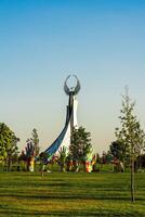 Oezbekistan, Tasjkent - september 15, 2023 monument van onafhankelijkheid in de het formulier van een stele met een humo vogel Aan een dag in de nieuw Oezbekistan park in zomer. foto