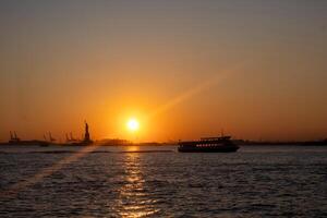 vrijheidsbeeld bij zonsondergang foto