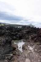 verbijsterend natuurlijk zwembaden van koekjes, terceira eiland, azoren, genesteld temidden van zwart vulkanisch rotsen gevormd door uitbarstingen. foto
