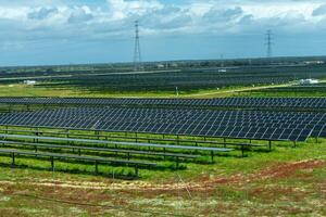 zonne- panelen glans onder de zon Aan een landelijk landgoed, gebruik maken van schoon energie temidden van sereen platteland. foto