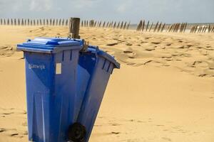 katwijk,nederland, 24-04-2024, blauw afval vuilnis kan Aan de zanderig strand foto