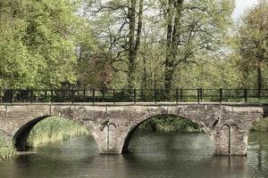 oud steen brug over- de kanaal foto