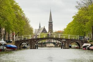Leiden, nederland, 25-04-2024, kanaal in de historisch stad foto