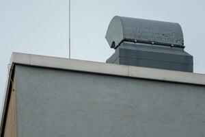 een deel van een ventilatie systeem Aan de dak foto