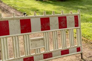 bouw plaats, wit rood barrière langs de weg foto