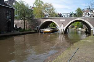 utrecht, nederland, 23-04-2024, vollersbrug brug over- de oudegracht kanaal foto
