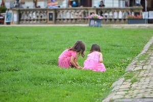 timisoara, Roemenië - juli 24, 2013 - weinig kinderen spelen Aan de straat. geschikt voor kinderen activiteiten en buitenshuis avonturen foto