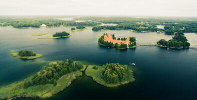 toneel- Litouws beroemd trakai kasteel antenne visie en eilanden in bewolkt dag in zomer.historisch reizen bestemming in baltische staten foto