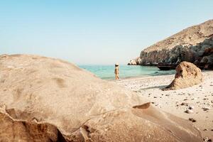 antenne visie geïsoleerd toerist vrouw in bikini wandelen Aan wit zand strand alleen in Perzisch golf mirella's eiland. musandam.oman foto