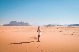 terug visie vrouw toerist staan nieuwsgierig kijk maar wadi rum woestijn landschap panorama van Jordanië platteland foto