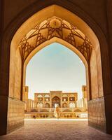 kashan, ik rende - 29e kunnen, 2022 - toeristen en pelgrims onderzoeken bezienswaardigheden bekijken mooi agha bozorg moskee foto