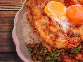 de stootkussen krapow of rundvlees basilicum rijst- en ei Thais voedsel. foto