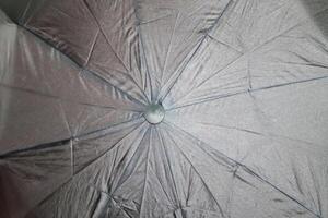 close-up zicht op de kleurrijke oppervlakken van een regenbestendige paraplu foto