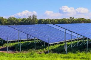 genereren schoon energie met zonne- modules in een groot park in noord foto