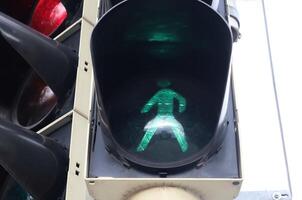 groene en rode verkeerslichten voor voetgangers en auto's foto