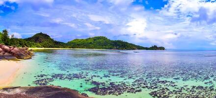 prachtig strandpanorama met hoge resolutie genomen op de paradijselijke eilanden Seychellen foto