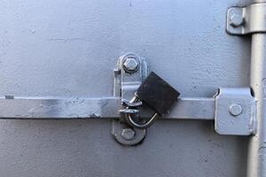 zilver gekleurde industrieel intermodaal Verzending houder deur slot mechanisme voor veiligheid gedurende Verzending foto