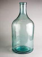 leeg oud glas pot met een versmallen nek voor wijn en geesten. gemaakt in de ussr in de omgeving van Jaren 30 foto