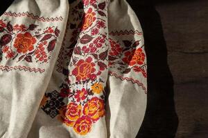 oekraïens kleren geborduurd shirt. rood oranje en zwart draden achtergrond. vyshyvanka is een symbool van Oekraïne. borduurwerk kruis naaien. nationaal oekraïens steek. traditioneel kleding symbool foto