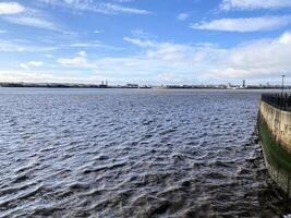 een visie van de rivier- mersey in de buurt Liverpool foto