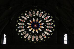 york in de uk Aan 30 maart 2024. een visie van een gebrandschilderd glas venster in york minster foto