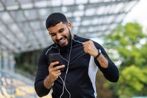 actief Mens controle geschiktheid tracker gedurende een rennen foto