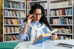 moe overwerkt vrouw leerling aan het studeren alleen in Universiteit bibliotheek, vrouw niet begrip complex materiaal, aan het studeren moeilijk en voorbereidingen treffen voor examen, spaans vrouw met gekruld haar- en bril. foto