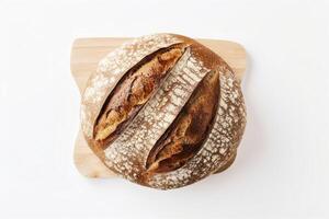 heerlijk ambachtelijk brood geplaatst Aan een schoon wit achtergrond klaar naar worden genoten foto