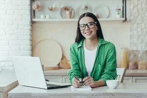 portret van jong mooi vrouw leerling glimlachen en op zoek Bij camera foto