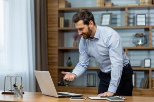 glimlachen volwassen mannetje professioneel innemend in bedrijf activiteiten van een goed georganiseerd huis kantoor met een laptop. foto