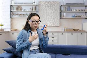 jong mooi vrouw ziek Bij huis, hebben astma en moeilijkheid ademen foto