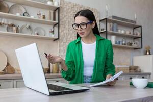 huiselijk kantoor. positief millennial Indisch vrouw freelancer werk Aan laptop van huis foto