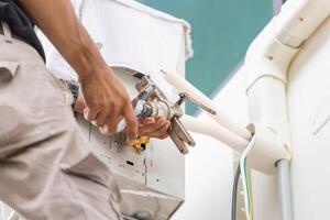 technicus Mens besnoeiing gewricht met de gereedschap van koper pijp naar fix en installeren nieuw lucht conditioner, repareren en onderhoud, onderhoud, en repareren concepten foto