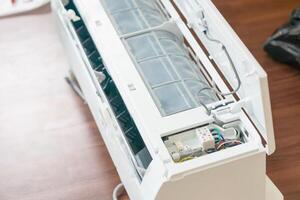 lucht conditioning technici bereiden naar installeren nieuw lucht conditioners in huis, lucht conditioner reparatie en installatie concepten foto
