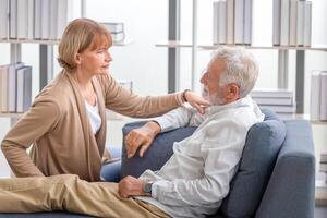 senior paar in leven kamer, ouderen Mens overleg plegen senior vrouw Aan de knus sofa Bij huis, ouderen medisch Gezondheid zorg concepten foto