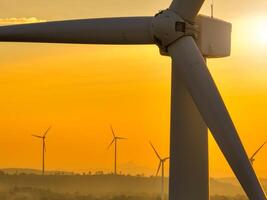 wind boerderij veld- en zonsondergang lucht. wind stroom. duurzaam, hernieuwbaar energie. wind turbines genereren elektriciteit. duurzame ontwikkeling. groen technologie voor energie duurzaamheid. milieuvriendelijk energie. foto