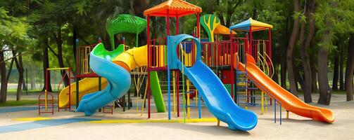 kleurrijk glijbaan in de kinderen park foto