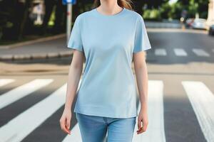 vrouw model- vervelend een poeder blauw ronde hals blanco mockup t-shirt met kort mouwen in de midden- van de voetganger kruispunt foto