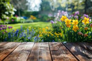 leeg hout tafel met voorjaar bloemen tuin, plaatsing Product achtergrond foto