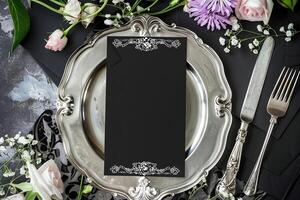 elegant blanco menu geplaatst Aan een mooi zilver bord, met een vork en mes naast het omringd door vers bloem decoraties foto