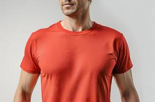 een Mens vervelend rood blanco t overhemd foto