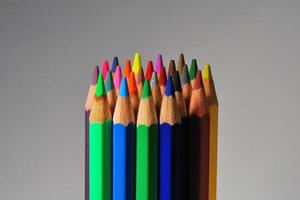 kleurrijk potlood met grijze achtergrond foto