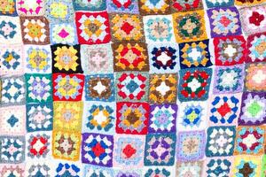 multi gekleurde deken in wol, plein meetkundig achtergrond, retro decoratief patroon foto
