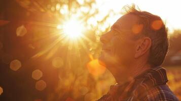 de helder zon schijnt naar beneden Aan de Mens gieten een warm gloed over- zijn ontspannen gezicht foto