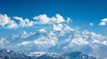 een rustig tafereel van een berg reeks met met sneeuw bedekt pieken en kristal Doorzichtig blauw luchten wezen gebruikt net zo de focaal punt voor iemands begeleid beelden meditatie foto