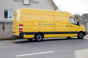 Minsk, Wit-Rusland, mei 3, 2024 - geel mercedes sprinter foto