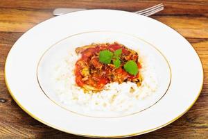 rijst met ingeblikte vis in tomatensaus
