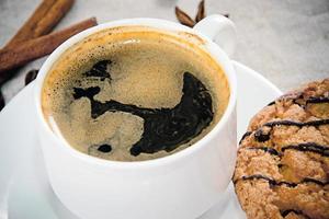 koffie met bakkerij op houtachtige retro achtergrond foto