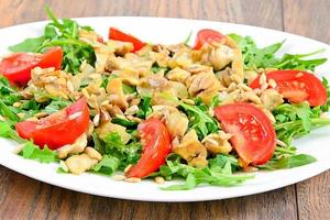 salade met tomaten, champignons, rucola en zaden foto